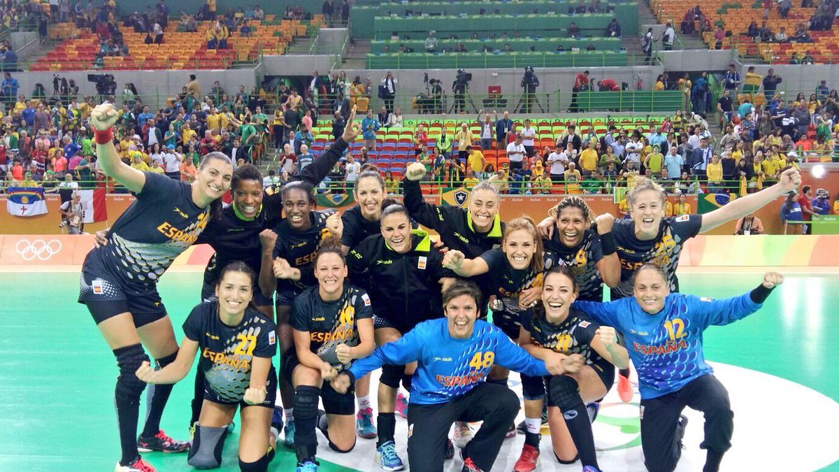 Las guerreras con Carmen Martín celebrando la victoria ante Brasil.