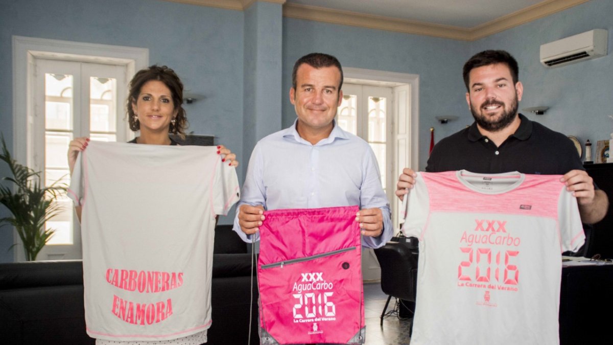 Salvador Hernández con dos de sus concejales y las camisetas.