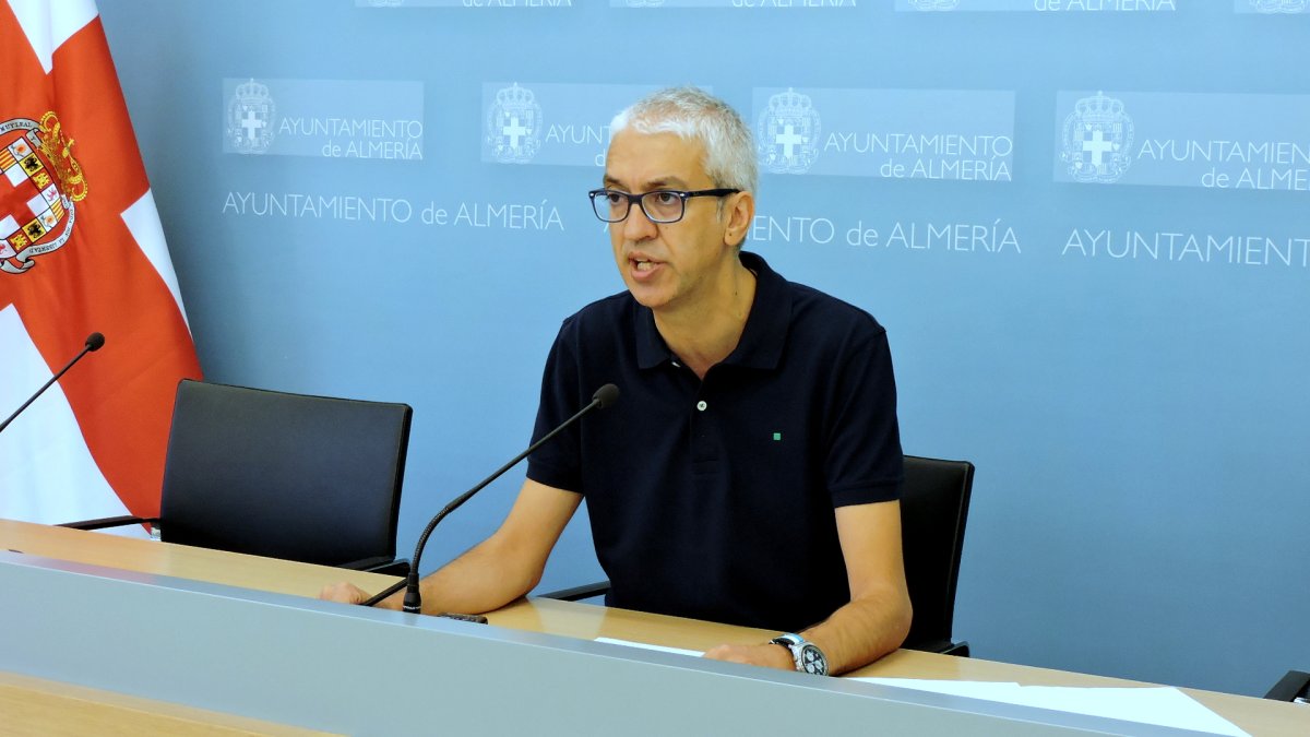 Manuel Vallejo, concejal socialista, durante su rueda de prensa.