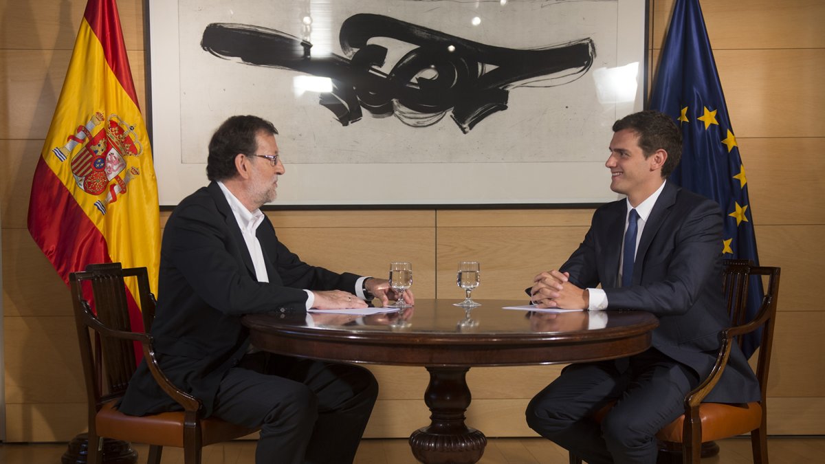 Instante de la reunión entre Mariano Rajoy y Albert Rivera.