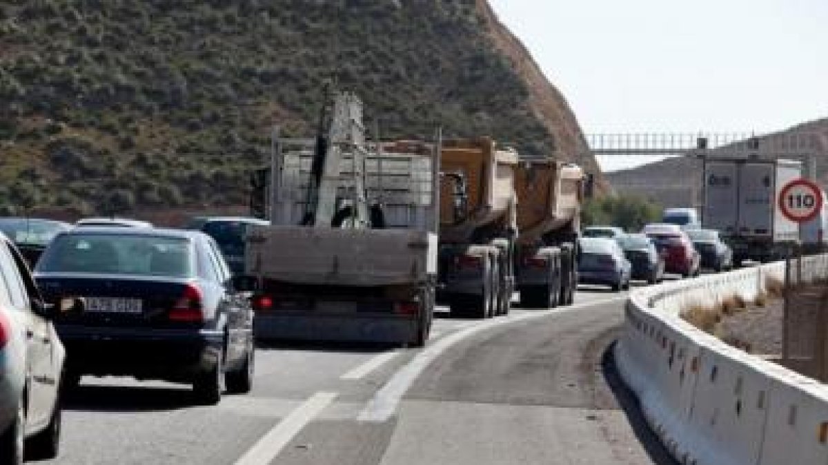 Cola de vehículos en el acceso a la capital almeriense.