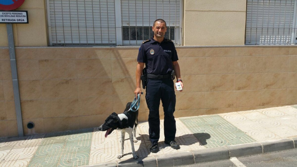 En la imagen, un policía local con uno de los perros rescatados.