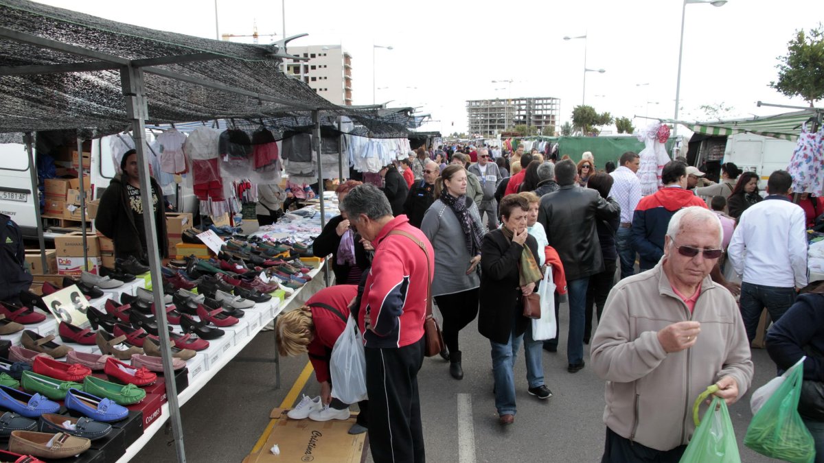 Imagen del mercadillo de los sábados en la Vega de Acá