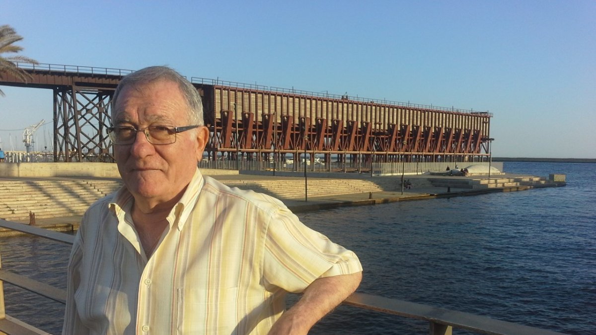 Román posando junto al Cable Inglés en su amada Almería.