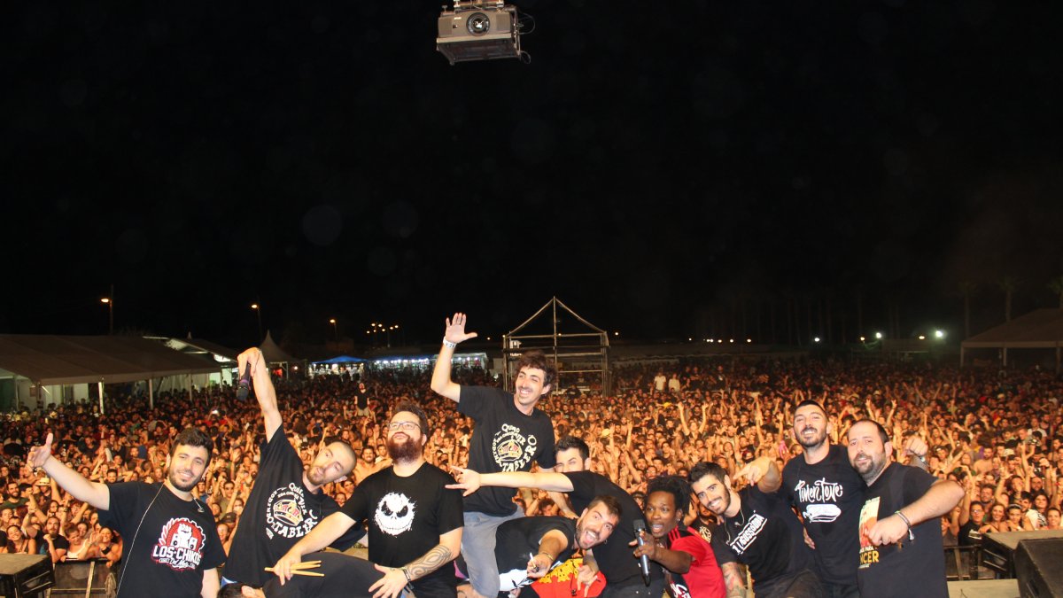 La Raíz ante un público de lo más entregado.