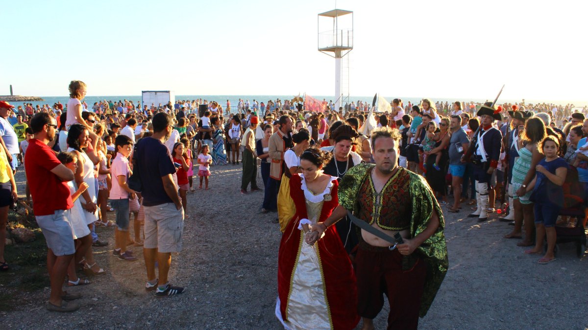 La playa de Poniente acogió las luchas entre foráneos y saqueadores.