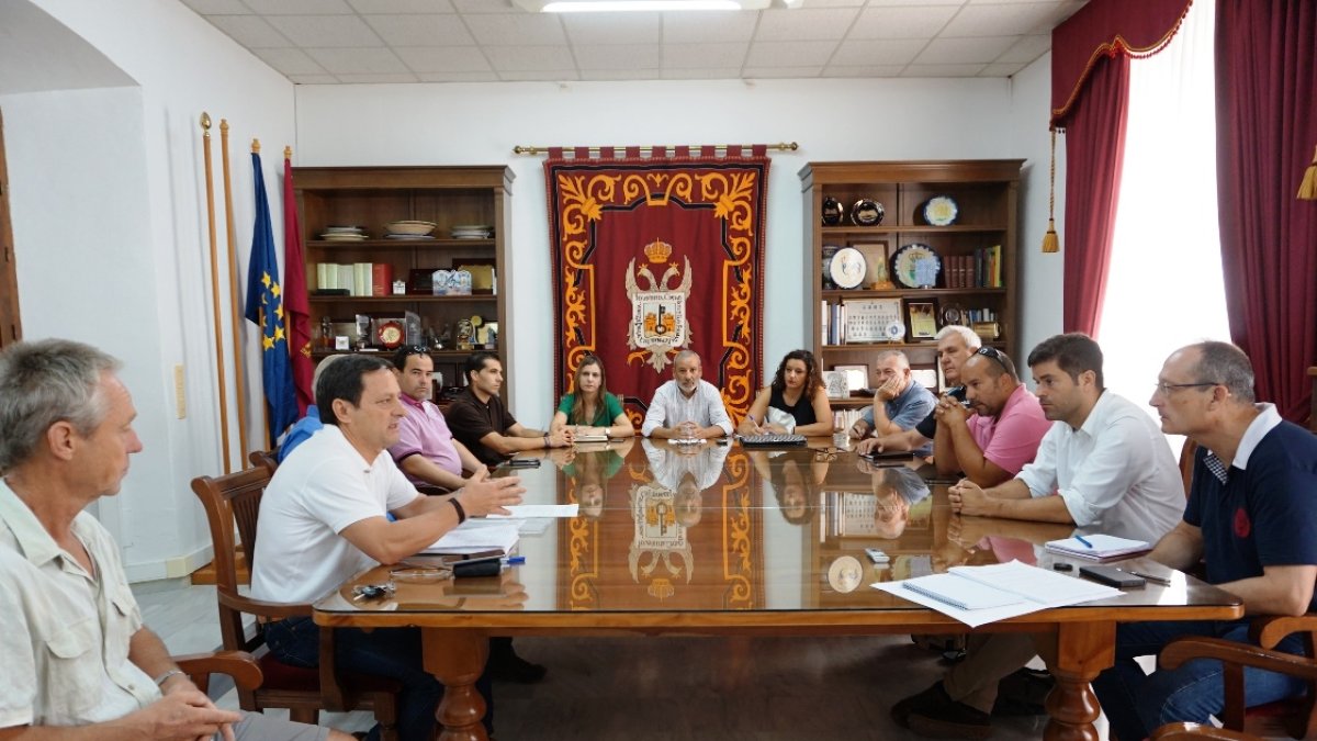 Imagen de la reunión con miembros de Veraplayazul y responsables municipales.