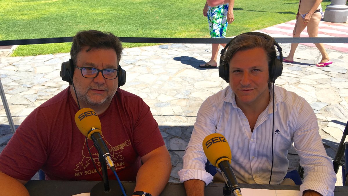 Alfredo Casas, conductor del programa ‘Hoy por Hoy Almería’, y Luis Miguel Carmona, concejal de Turismo de Roquetas.