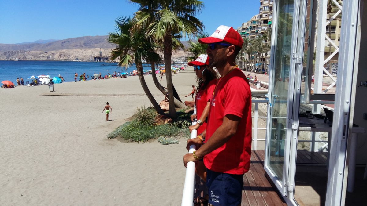 Socorristas en el puesto de la playa de El Palmeral.