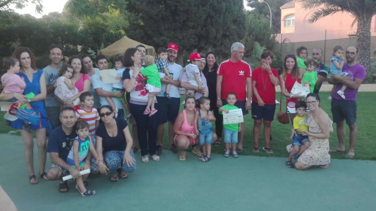 Ismael Torres con sus jóvenes nadadores.