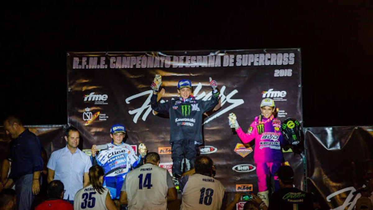 Podium con los ganadores.