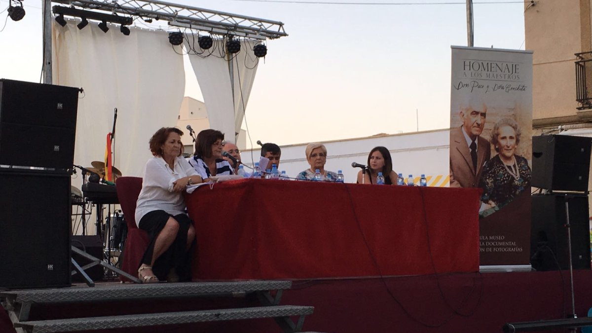 Los maestros de Palomares, don Paco y doña Conchita, recibieron alabanzas y agradecimientos por su labor como docentes.
