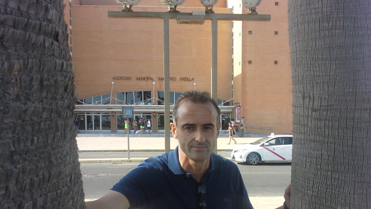 Ángel Vizcaíno, en la puerta del Auditorio Maestro Padilla.