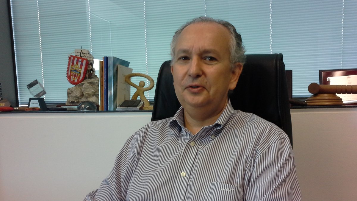 Luis Columna, con el banderín UDA en su despacho.