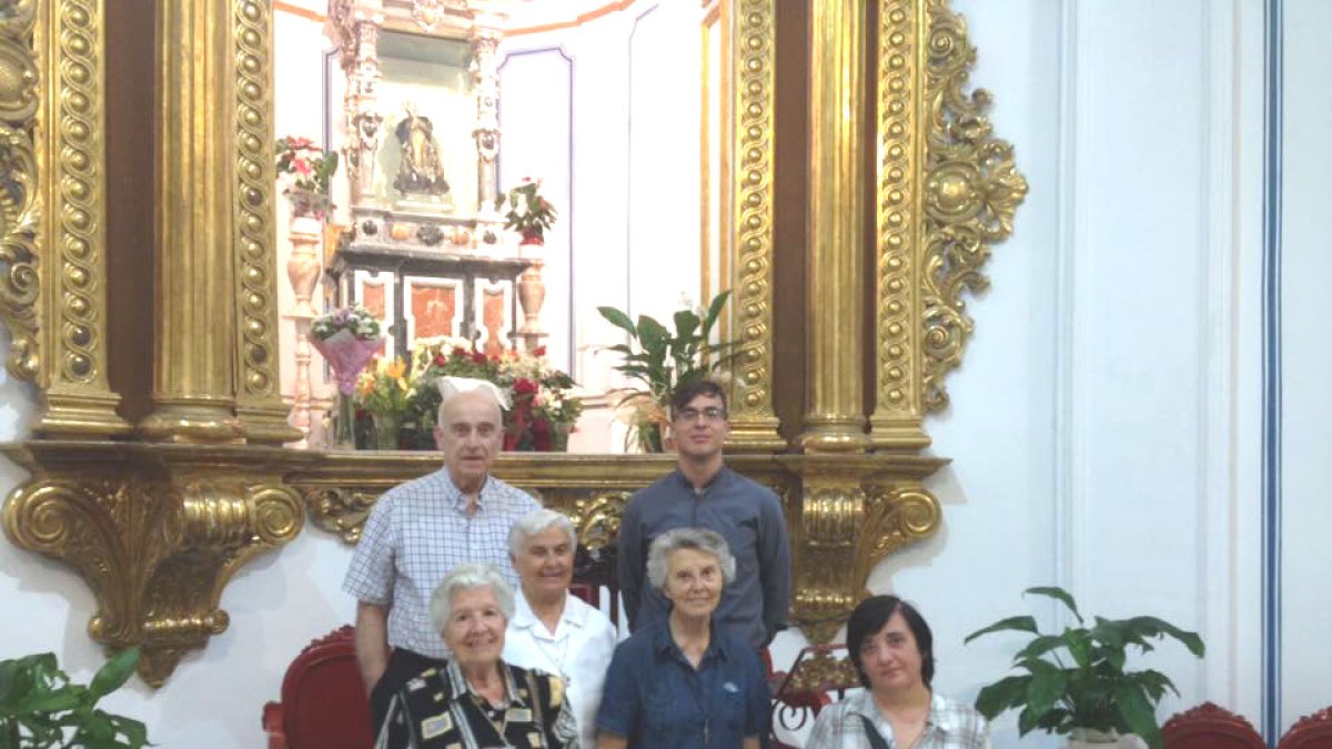 Las religiosas, con los párrocos de Albox, a los pies de la Virgen del Saliente.