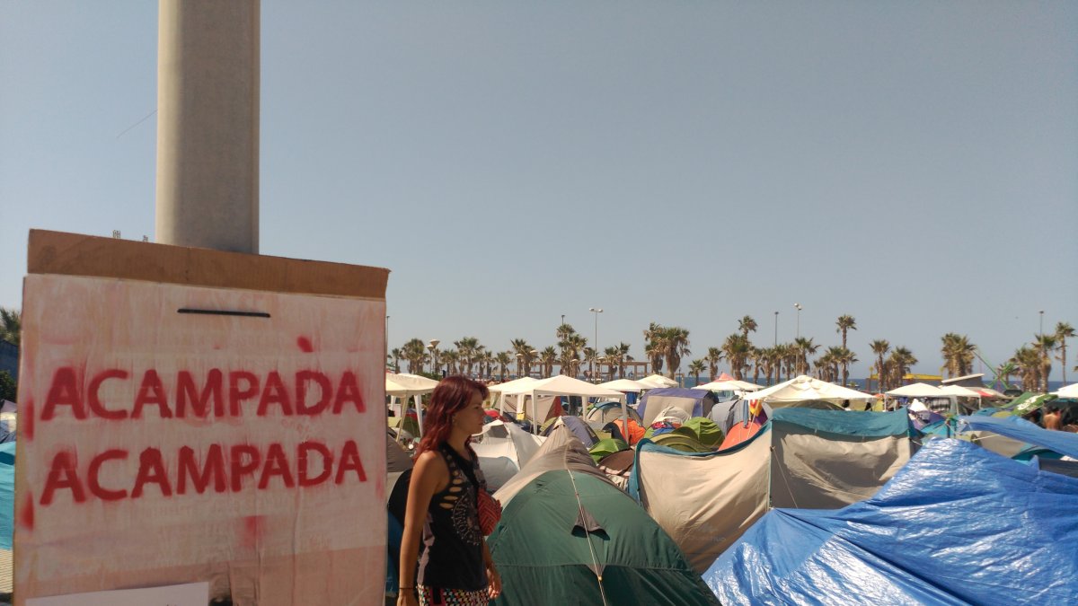 Una joven camina, ayer, junto a una de las zonas de acampada habilitadas en el Pago del Lugar con motivo de la celebración en Adra del festival de mú