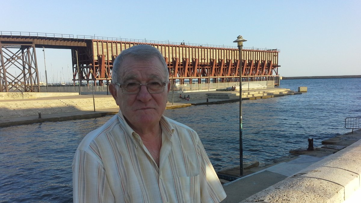 Román posa para LA VOZ con el Cable Inglés de fondo.