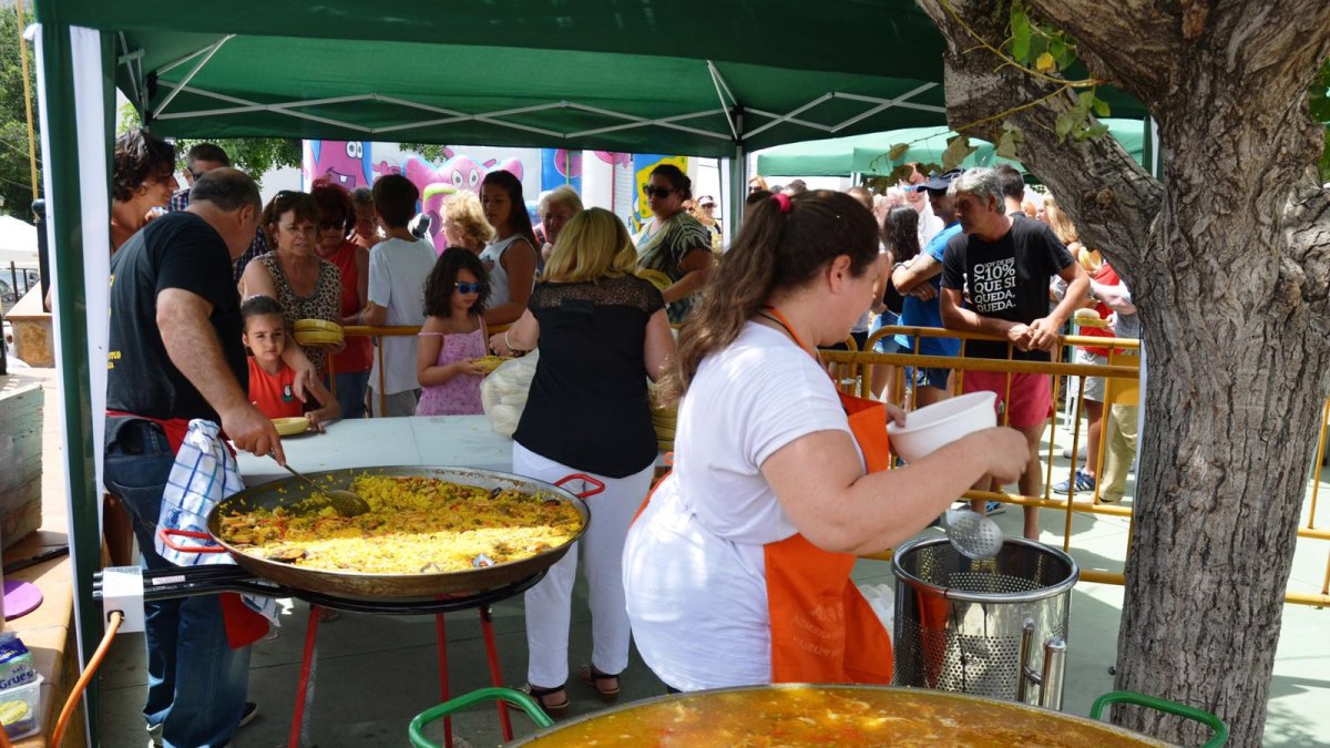 La paella popular concentra a numerosos vecinos y visitantes.