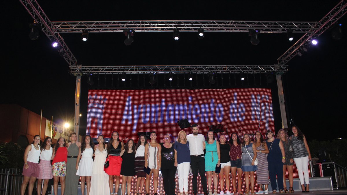 La alcaldesa de Níjar, Esperanza Pérez, la Comisión de Fiestas y las Reinas, Damas y Míster de las Fiestas de Campohermoso.