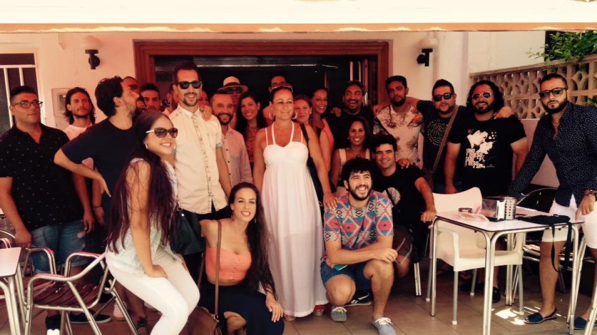 Foto de familia de los artistas que se reunieron el miércoles en el bar Robles del barrio almeriense del Zapillo.
