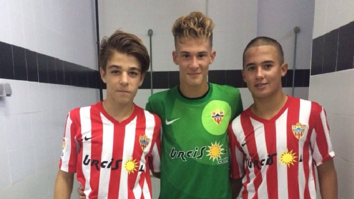 Saldaña, de verde, con dos compañeros del Almería.