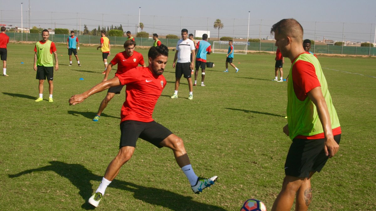 El Almería, listo para medirse al Levante.