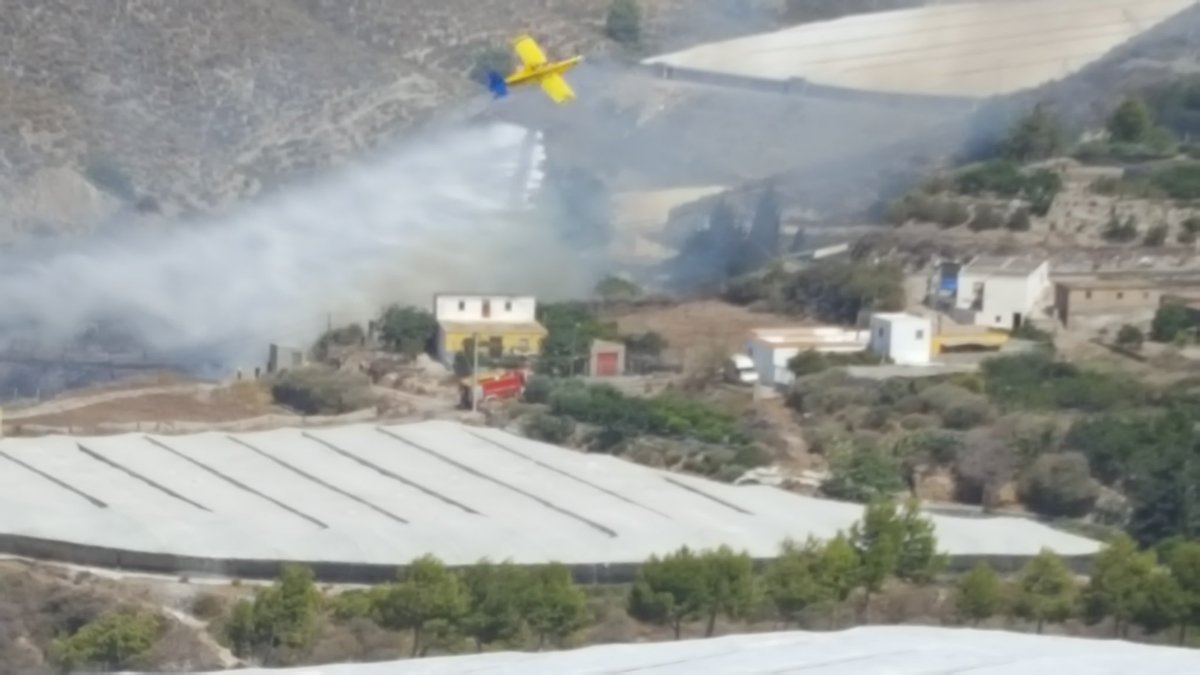 Imagen de los operativos extinguiendo el incendio cedida por el medio Berja Digital.