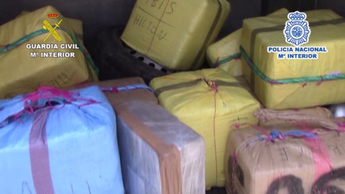 Fardos encontrados en escondidos en el interior del vehículo.