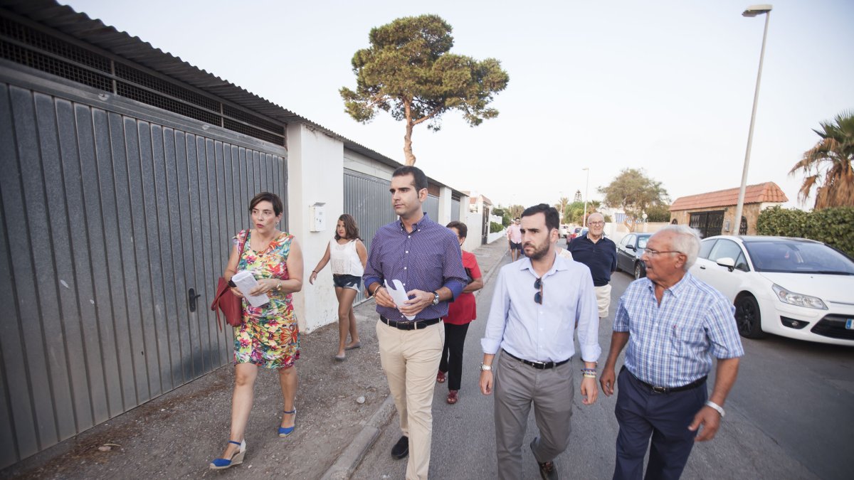 Momento  de la visita del alcalde a la zona de Retamar Norte