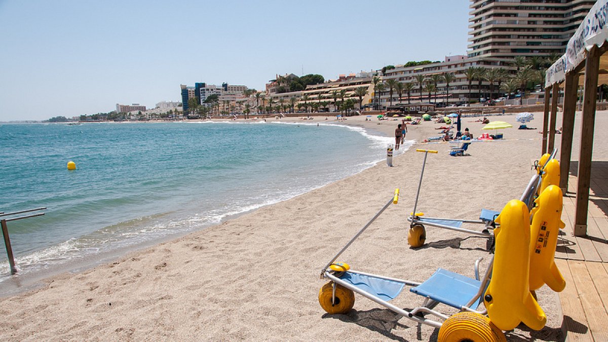 Playa de Aguadulce con el equipamiento necesario para hacer más accesible su estancia y baño.