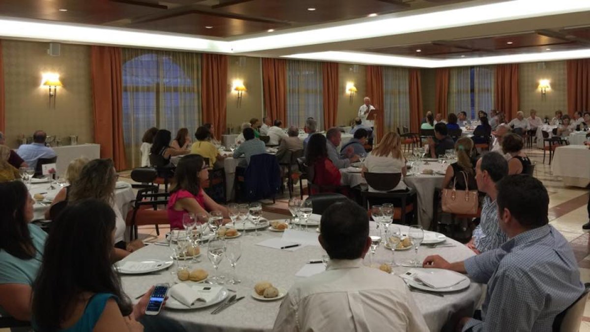 La cena solidaria contó con la presencia de numerosos asistentes y donde el periodista y escritor José Javier Esparza impartió una conferencia.