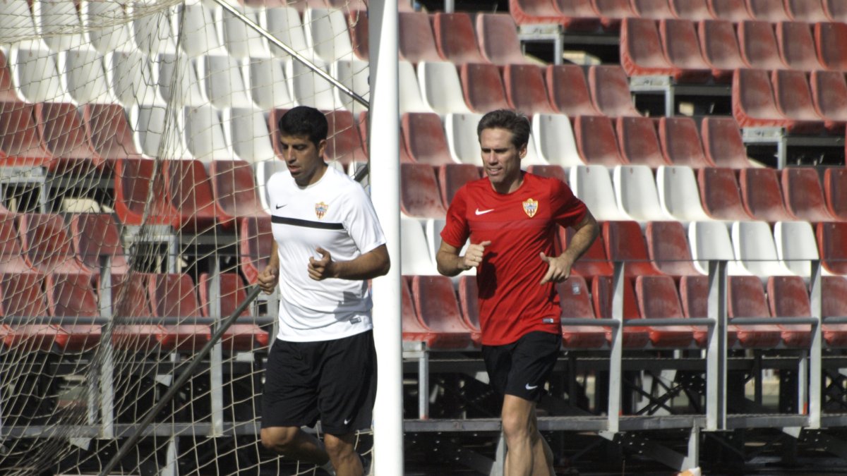 Corona haciendo carrera con Juanito.