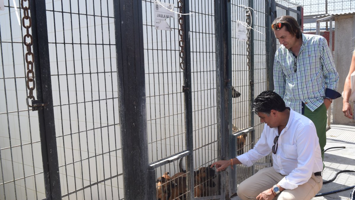 Visita de los concejales de Ciudadanos al Centro Zoosanitario de Almería.