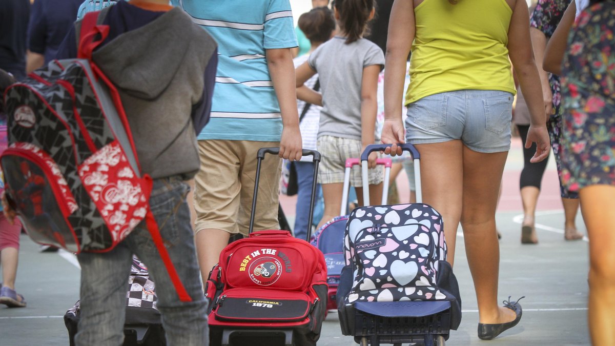 Escolares se dirigen a su centro educativo de Almería en una imagen de archivo.