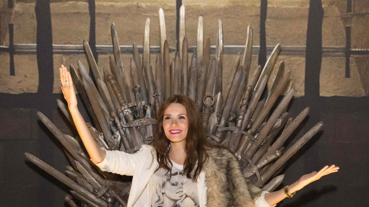 La actriz Elena Ballesteros se sentó en el Trono de Hierro durante su paso en Madrid. (Foto: Movistar Plus)