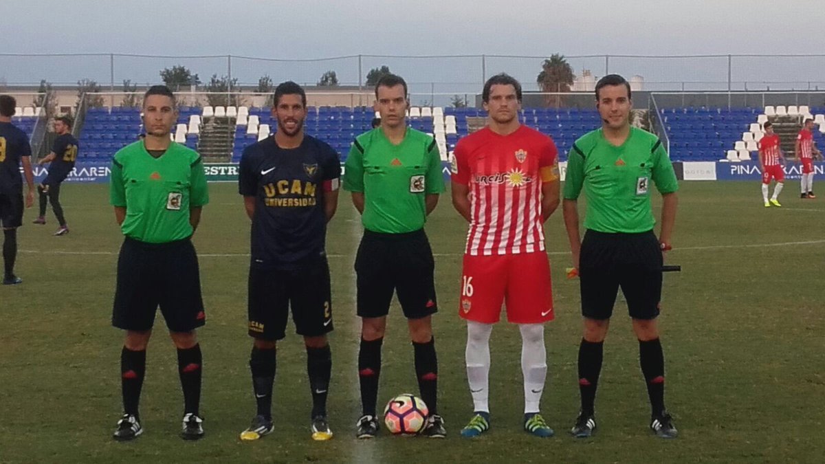 Capitanes de UCAM y Almería con los colegiados.