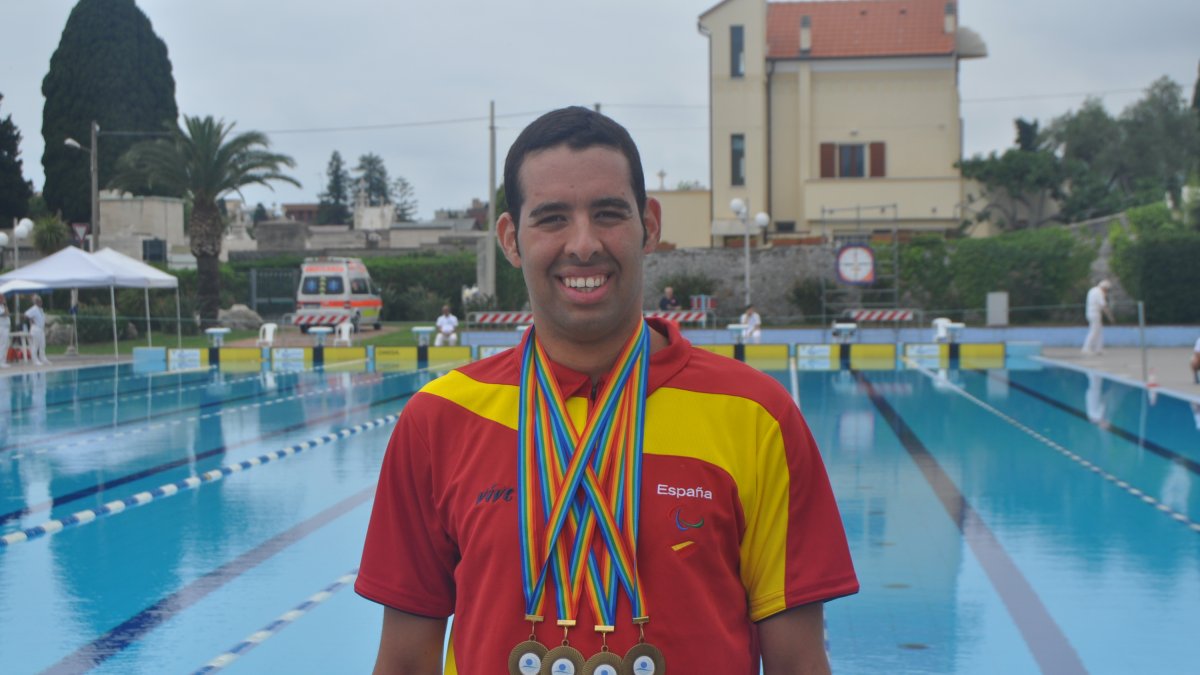 Carlos Tejada con sus medallas.