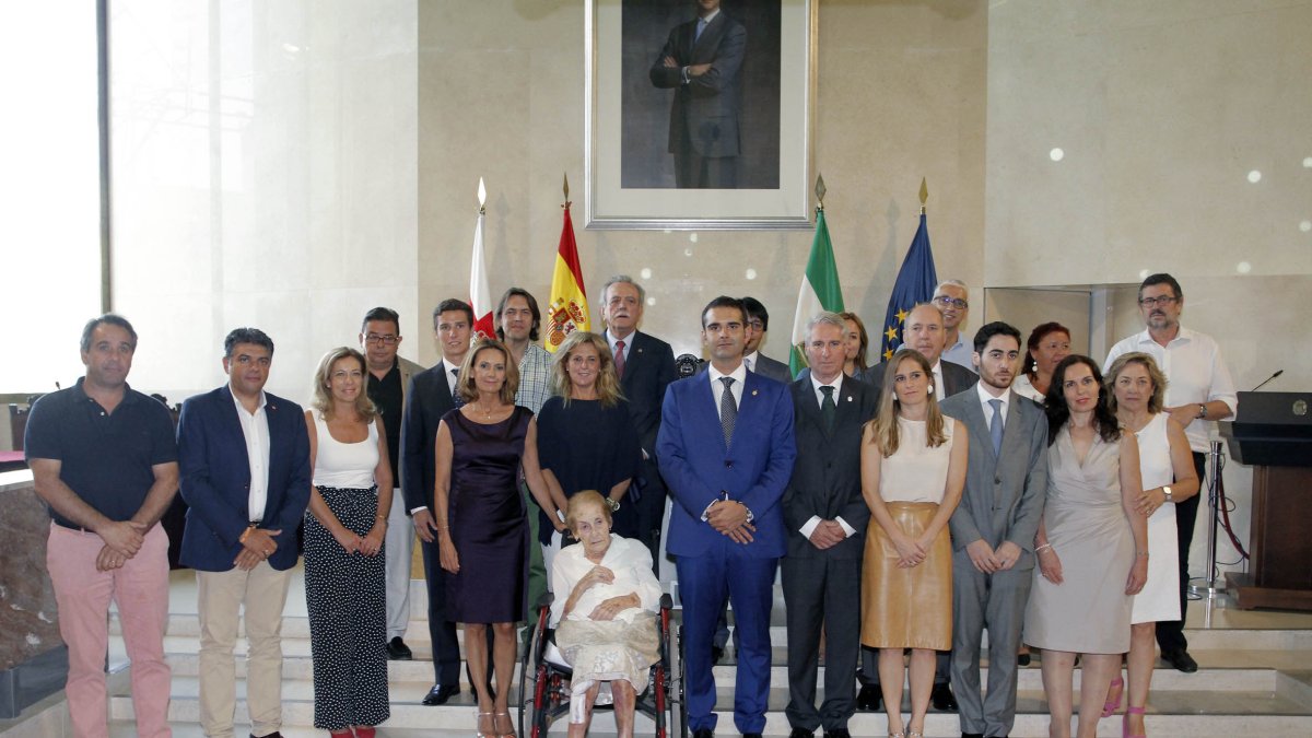 El médico distinguido con su familia y parte de la corporación en el salón de plenos.