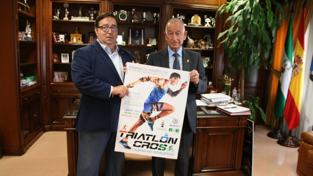 José Juan Rubí y Gabriel Amat con el cartel de la prueba.