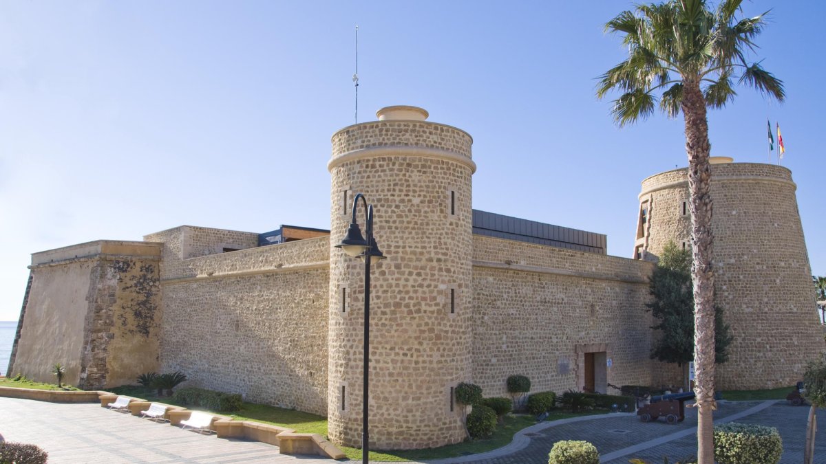 El Castillo de Sanata Ana data del siglo XVI y es un emblema de Roquetas.