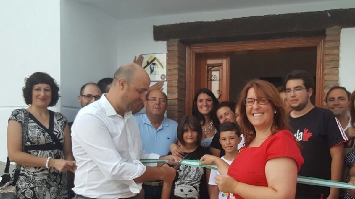 Corte de la cinta, en la inauguración del albergu