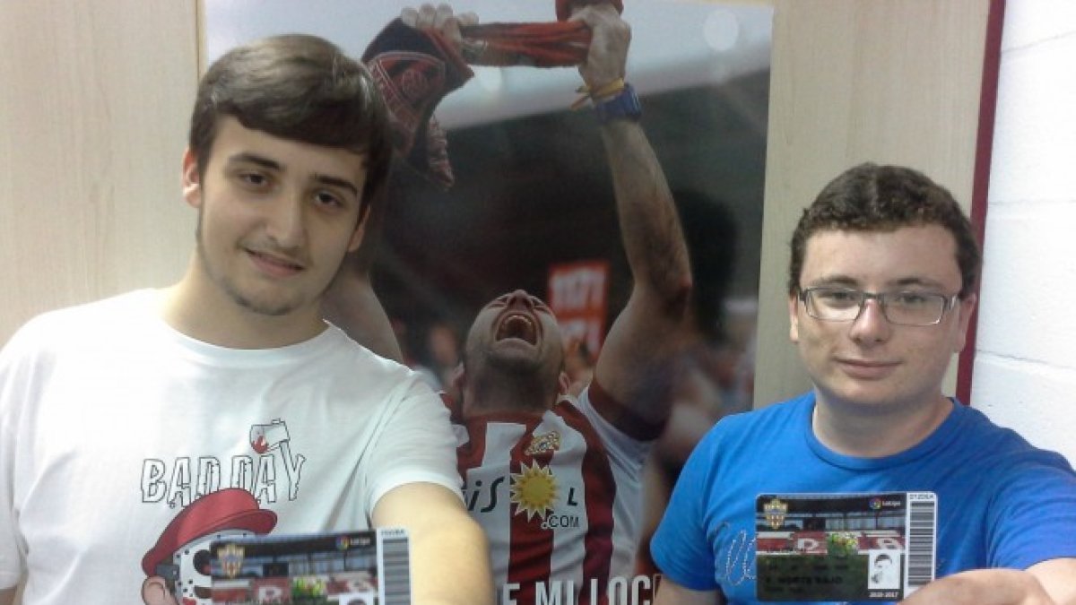 Dos jóvenes aficionados.