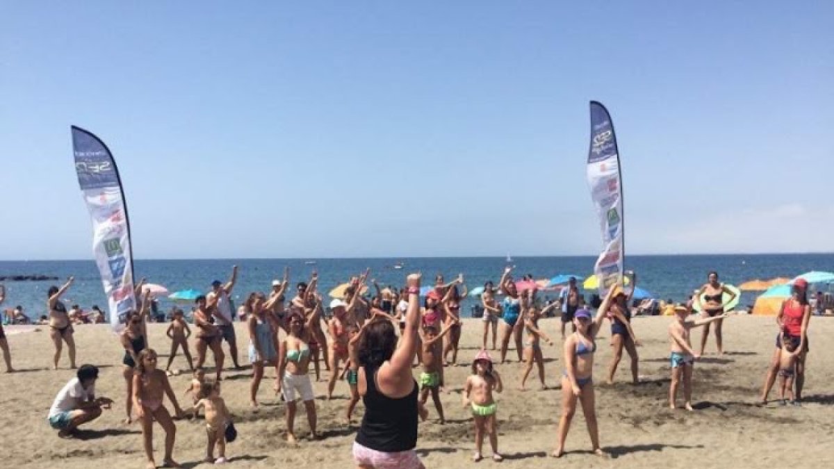 Clase de zumba en las playas del Zapillo.