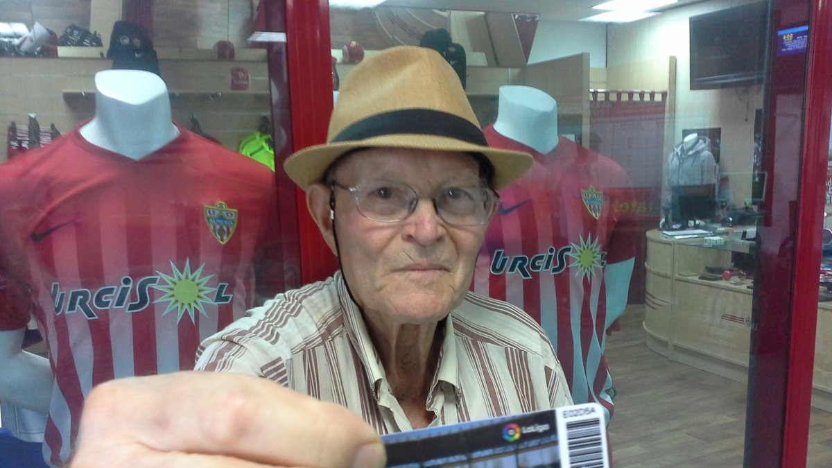 Don Eduardo con su carné UDA.