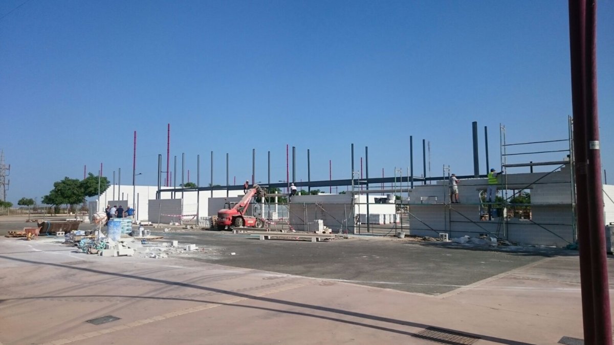 Obras del escenario al aire libre en el recinto ferial.