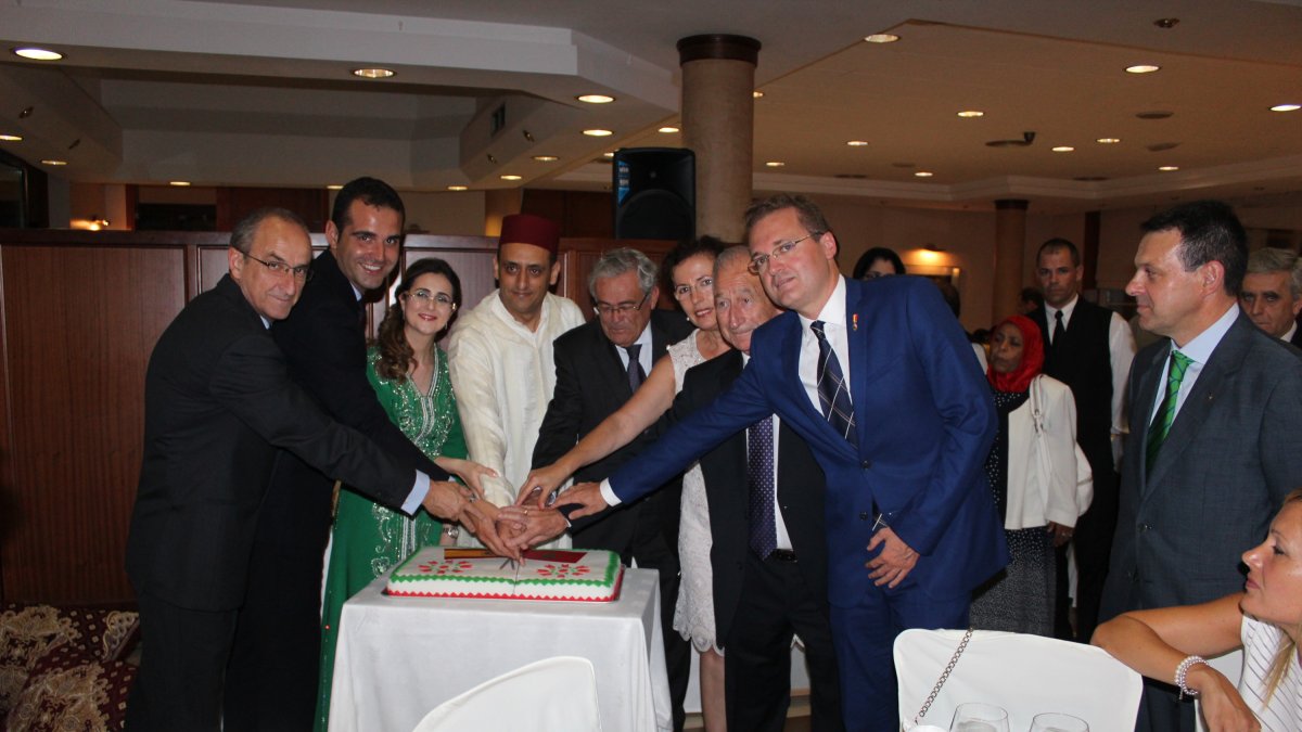 El cónsul de Marruecos y su esposa, con el general jefe de la Brileg, el alcalde de Almería, el subdelegado de Gobierno, la delegada, el presidente d
