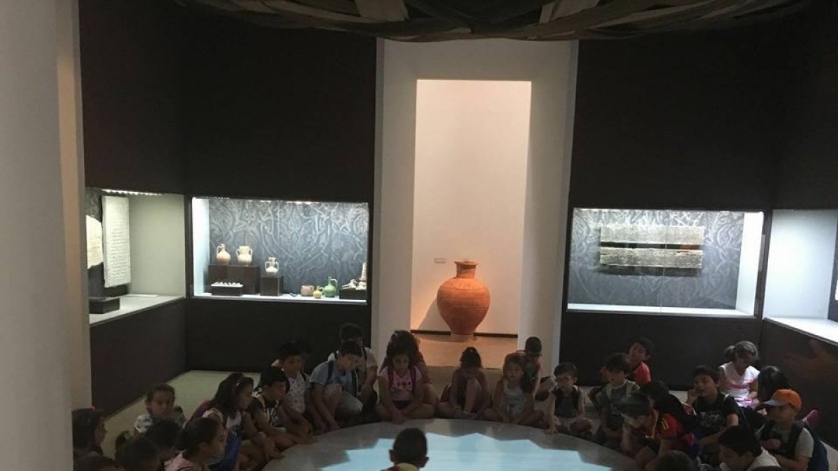Un momento de la visita de los niños al Museo Arqueológico , que organizó El Saliente.