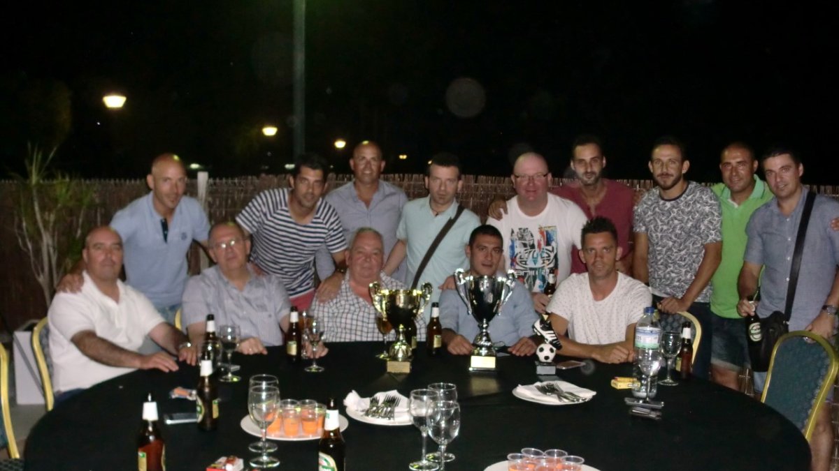 Campeones de Los Ángeles con sus trofeos.