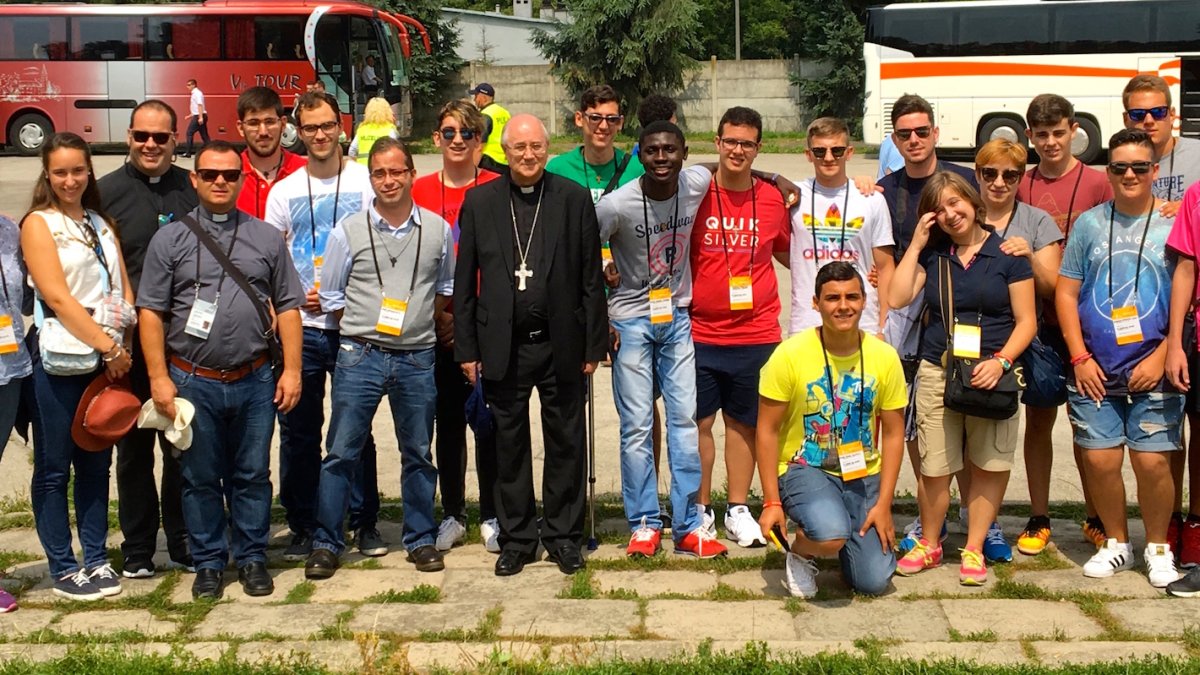 Grupo de jóvenes almerienses en la JMJ junto al obispo de Almería, Adolfo González.