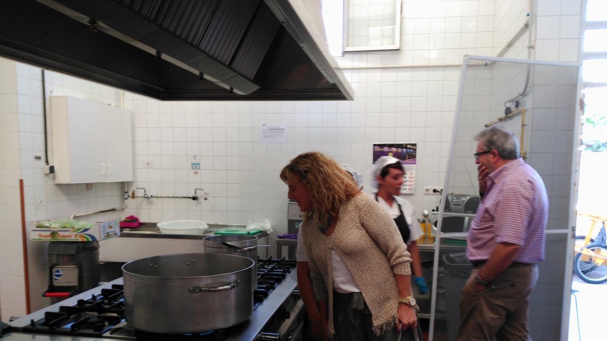 Visita de la concejal de Familia e Igualdad de Oportunidades, Pilar Ortega, a la cocina del Centro.